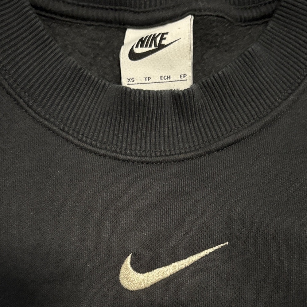 Nike women’s Black crew neck sweater - Picture 2 of 5